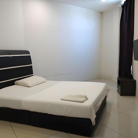 Oyo 90995 Hotel Nk Impian Сери-Искандар Экстерьер фото