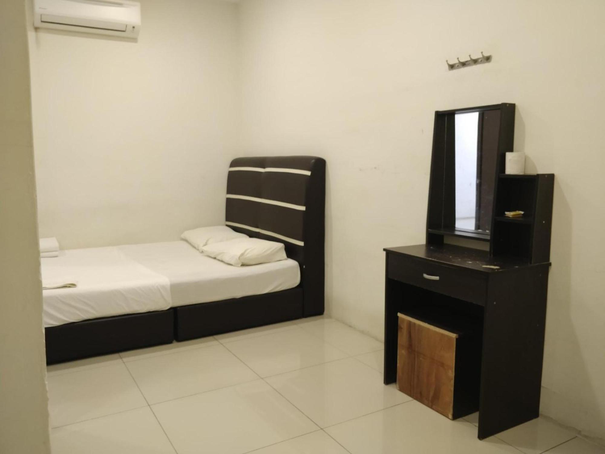 Oyo 90995 Hotel Nk Impian Сери-Искандар Экстерьер фото