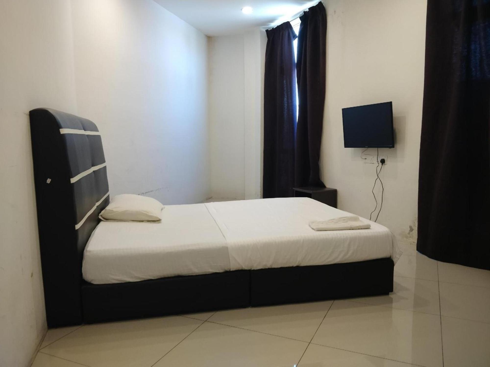 Oyo 90995 Hotel Nk Impian Сери-Искандар Экстерьер фото