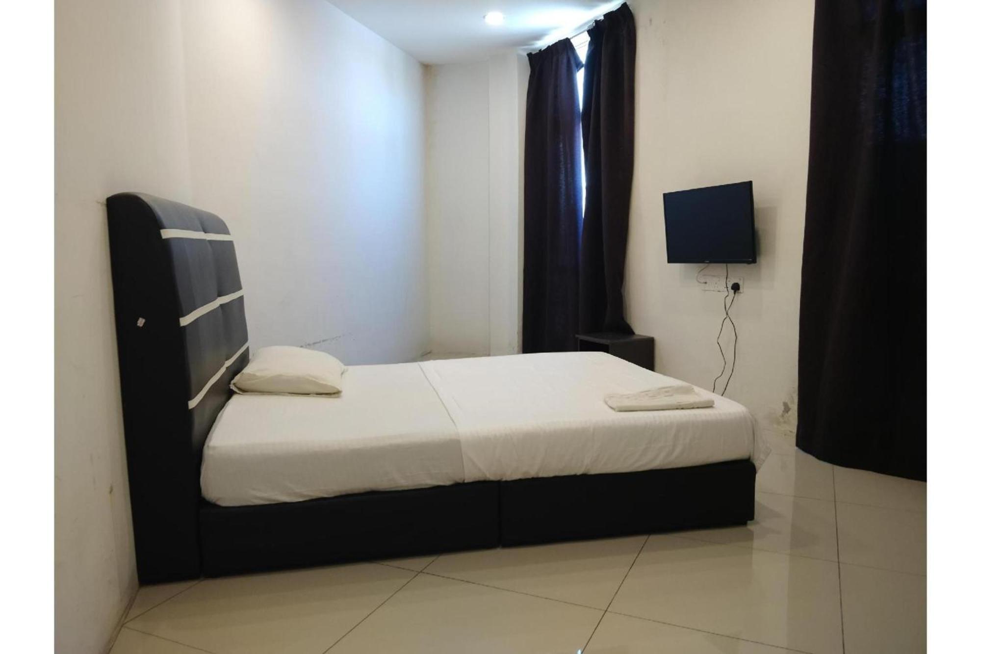 Oyo 90995 Hotel Nk Impian Сери-Искандар Экстерьер фото