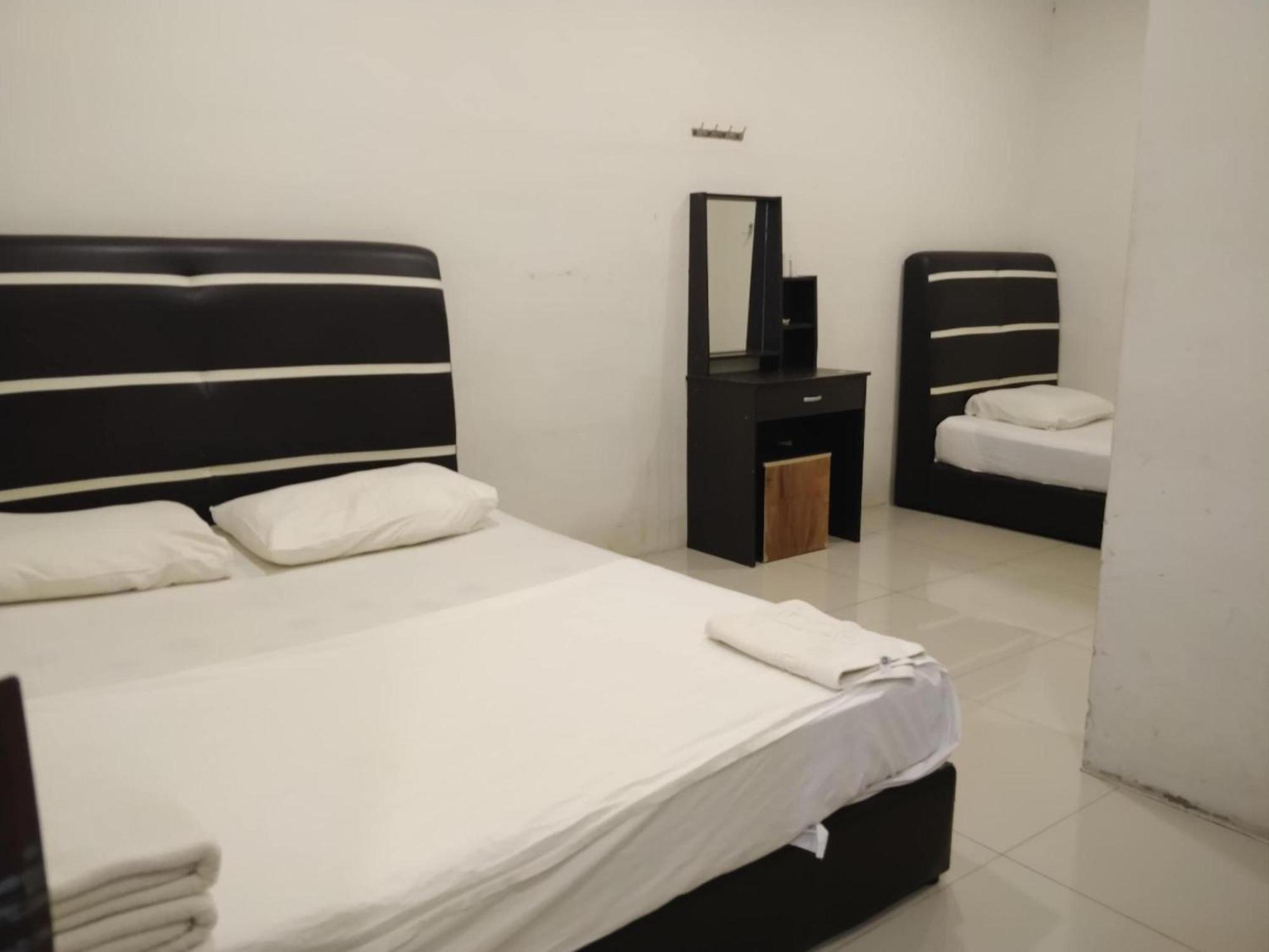 Oyo 90995 Hotel Nk Impian Сери-Искандар Экстерьер фото